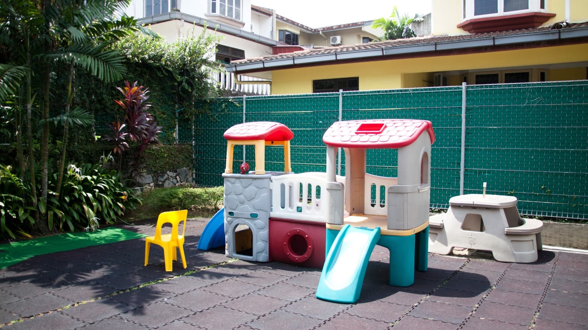 幼稚園や保育園の残飯なら業務用生ゴミ処理機GomiMagicのコンパクトサイズがおすすめです。